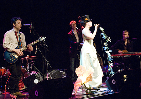 Kirsty Almeida and The Troubadours 