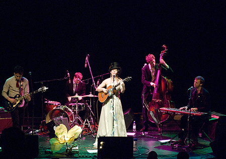 Kirsty Almeida and The Troubadours 